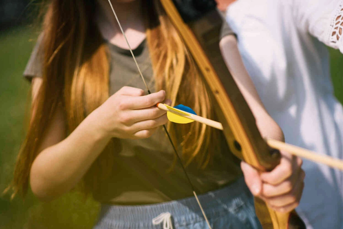 Nahaufnahme von einem M&auml;dchen, die einen Bogen h&auml;lt