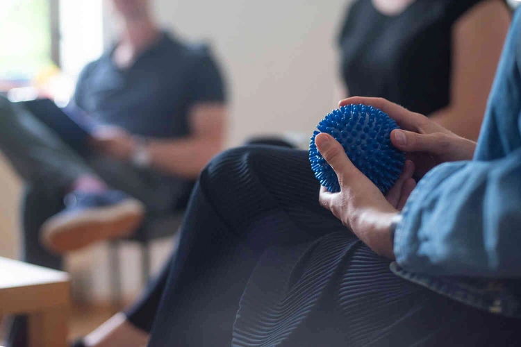Nahaufnahme von einem blauen stress und entspannungs ball