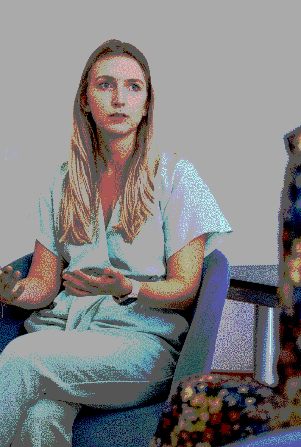 Therapeutin sitzt auf einem Stuhl